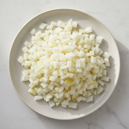 玉ねぎのダイスカット（1センチ）を皿にたっぷり盛った画像を作ってください。商品画像に使用するので真上から撮った感じで背景もシンプルに。画像は正方形で作ってください。