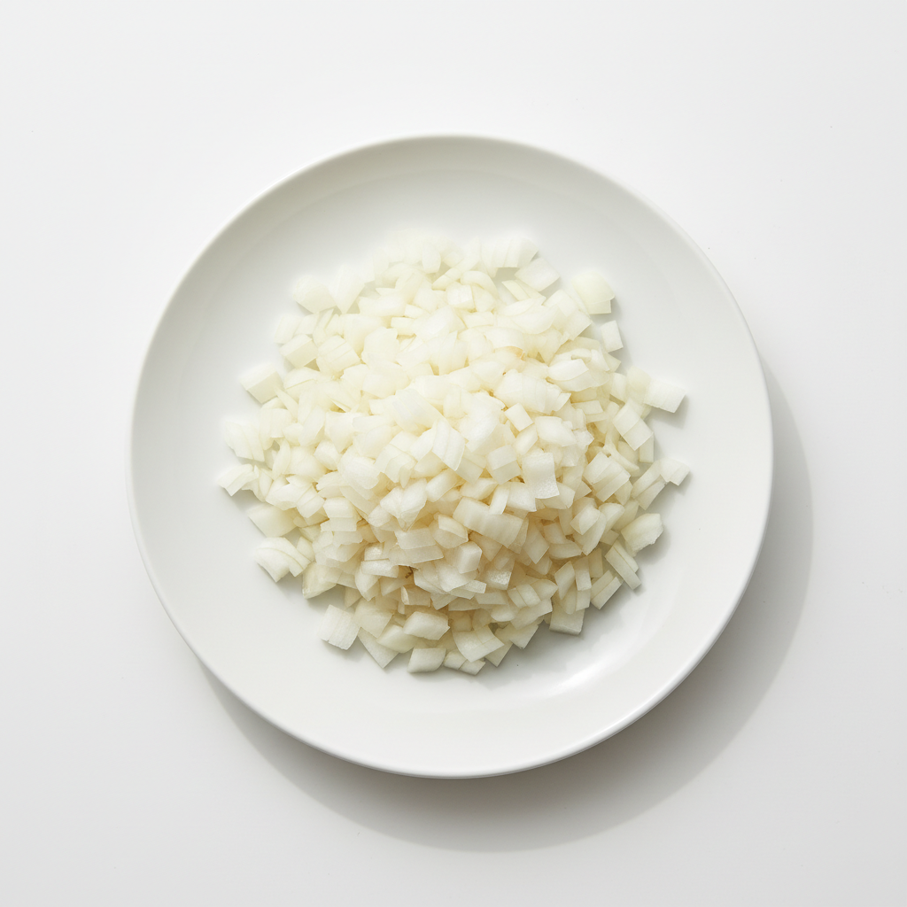 玉ねぎのみじん切りが皿に盛られている画像。商品画像として使いたいので、シンプルに。画像は正方形にしてください。